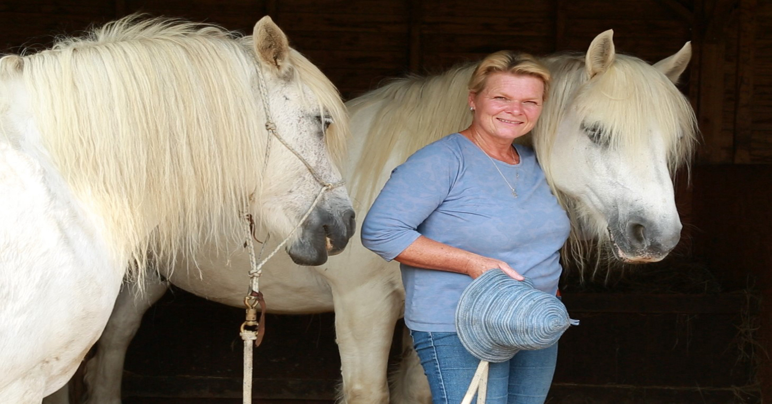 Heart-to-Hand-Cathy-with-her-Highland-Ponies-2516x1316-copy-5950.jpg